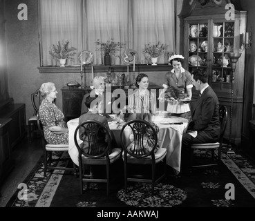 1940ER JAHREN ZWEI GENERATION FAMILIE IM SPEISESAAL THANKSGIVING-TRUTHAHN MIT MAID Stockfoto