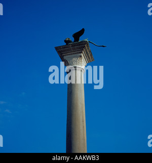 berühmten geflügelten Löwen von Venedig auf einer Säule in San Marcos Square, UNESCO-Weltkulturerbe, Italien, Europa. Foto: Willy Matheisl Stockfoto