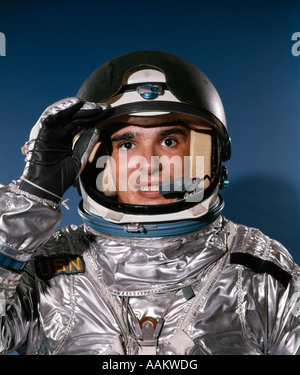 1960ER JAHRE PORTRÄT DES MANNES IN SILBER ASTRONAUT ANZUG STUDIO Stockfoto