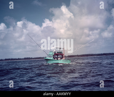 1950ER JAHREN TÜRKIS CHARTA FISCHERBOOT AUF WASSER FLORIDA SPORT FISHING TRAWLER Stockfoto