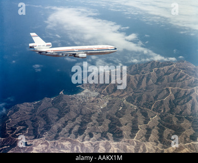 MCDONNELL DOUGLAS DC-10 SERIE FLUGZEUG FLIEGEN ÜBER BERGIGES GELÄNDE Stockfoto