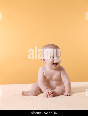 1970ER JAHRE KIND JUNGE BABY PORTRAIT LÄCHELND Stockfoto