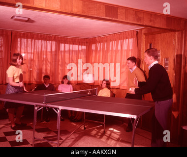 1960ER JAHRE TEEN GRUPPE SPIELEN PING-PONG Stockfoto