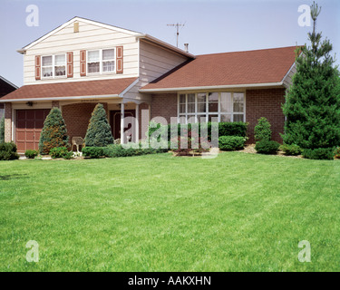 1970ER JAHREN S SPLIT LEVEL HAUS MIT SCHWARZEN FENSTERLÄDEN ZIEGEL