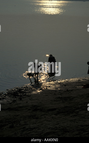 Fluss Leben – Ganga "Teufelswasser" "Größte Masse Vergiftung von Menschen je gekannt" Reportage Stockfoto