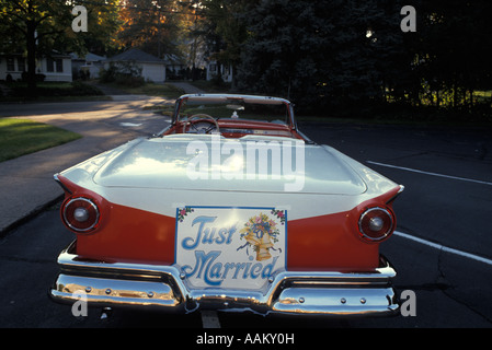 1950ER JAHREN MARRIED JUST SCHILD AN DER RÜCKSEITE DES FORD CABRIO Stockfoto