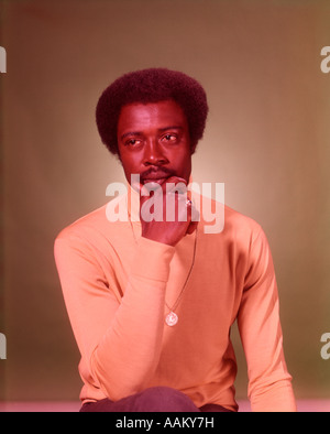 1960ER JAHRE PORTRAIT NACHDENKLICHER AFROAMERIKANISCHE MANN Stockfoto