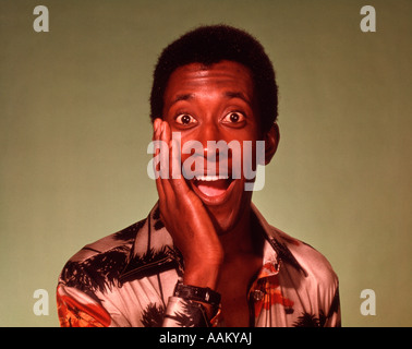 1970ER JAHREN AFROAMERIKANISCHE MANN LUSTIGE MIMIK BLICK IN DIE KAMERA Stockfoto