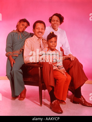 1970ER JAHRE PORTRAIT GLÜCKLICHE AFROAMERIKANISCHE FAMILIE Stockfoto