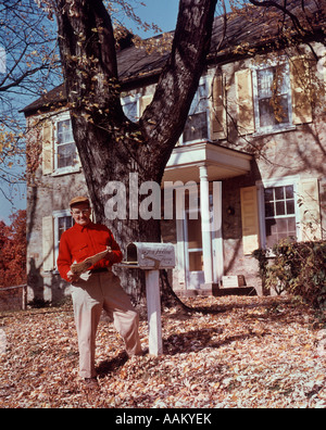 1950ER JAHRE ÄLTEREN MANN ROTES HEMD IMMER MAIL VOR STEINHAUS HERBST Stockfoto