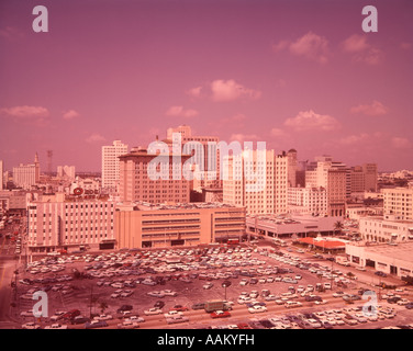 1950ER JAHREN SKYLINE DES SÜDLICHEN AMERICAN CITY PARKING LOT IM VORDERGRUND Stockfoto