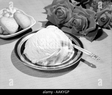 1950S 1960S SCHÜSSEL MIT VANILLE-EIS-SCHÜSSEL MIT ZUCKER COOKIES UND STRAUß ROTER ROSEN Stockfoto