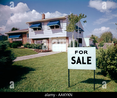 1960ER JAHREN SPLIT LEVEL RANCH HAUS HAUS MIT FÜR VERKAUF ZEICHEN VORGARTEN RASEN Stockfoto