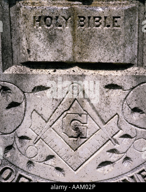 GRABSTEIN RELIEF HEILIGE BIBEL UND FREIMAURER-EMBLEM Stockfoto