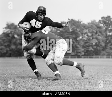 1940ER JAHREN FUßBALLSPIELER IN ANGRIFF GENOMMEN Stockfoto