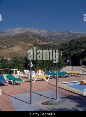 Schwimmbad, Duschen und Sonnenliegen, La Casa Pinta Herberge, in der Berg Dorf von Sedella, Axarquia Region, Andalusien, Spanien Stockfoto