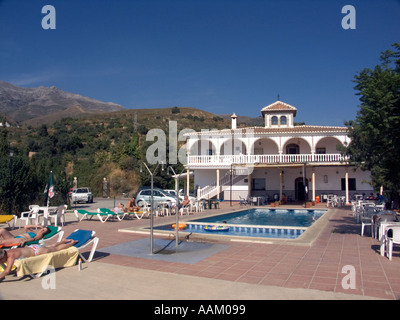 Schwimmbad, Duschen und Sonnenliegen, La Casa Pinta Herberge, in der Berg Dorf von Sedella, Axarquia Region, Andalusien, Spanien Stockfoto