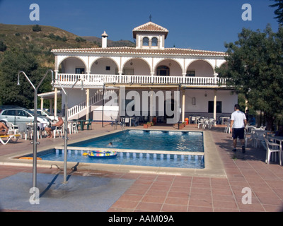 Schwimmbad, Duschen und Sonnenliegen, La Casa Pinta Herberge, in der Berg Dorf von Sedella, Axarquia Region, Andalusien, Spanien Stockfoto