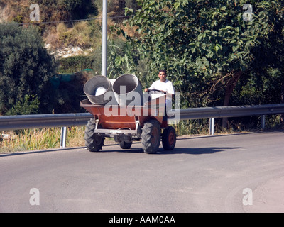 Muldenkipper mit alten Öl Drums Sedella Andalusien Spanien Muldenkipper Kipper LKW Sedella Malaga Provinz Sierra Tejeda campo Stockfoto