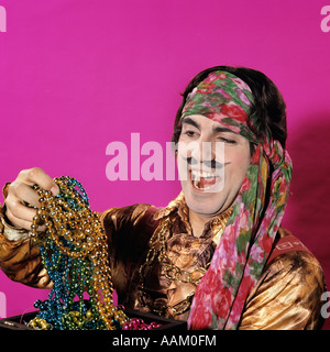 1970ER JAHRE FIGUR MANN VERKLEIDET ALS PIRAT KOSTÜM LUSTIGE AUSDRUCK GEFÄLSCHTE SCHNURRBART HÄLT SCHATZ JUWELEN BEUTE LACHEN Stockfoto