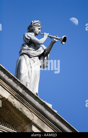 Statue und Mondaufgang-Clarendon Haus Oxford Stockfoto