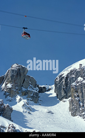 Das Skigebiet von Jackson Hole in Wyoming USA - Blick auf die Straßenbahn-Seilbahn und das berühmte Corbet Couloir Stockfoto