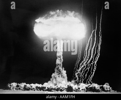 1950ER JAHREN ATOMTEST ZEIGT DIE EXPLOSION UND ATOMPILZ AUF DEM GELÄNDE DER NEVADA BEWEISEN Stockfoto