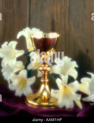 OSTERN LILIEN KELCH LILA TUCH HOLZ HINTERGRUND OSTERN KOMMUNION KELCH Stockfoto