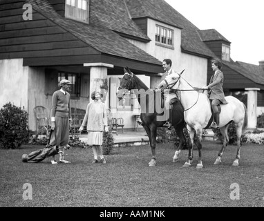 1920S 1930S ZWEI PAARE AUF DER BERKSHIRE JAGDHUND UND COUNTRY CLUB EIN PAAR PFERDE DAS ANDERE PAAR TRAGEN GOLF KLEIDUNG Stockfoto