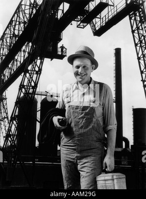 1930ER JAHREN COMPOSITE DES ARBEITNEHMERS VOR FABRIK Stockfoto