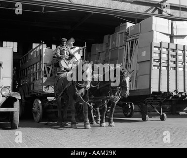 WENDE DES JAHRHUNDERTS AFROAMERIKANISCHE MENSCHEN ZIEHEN WAGEN, GEZOGEN VON ZWEI PFERDEN AUS LKW-TERMINAL Stockfoto