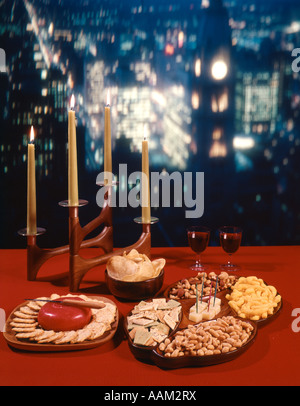 1960ER JAHREN TABLETOP GLÄSER ROT WEIN FINGER SNACK ESSEN KÄSE CRACKER NUSSMISCHUNG ERDNÜSSE KÄSE WINDBEUTEL KARTOFFELCHIPS Stockfoto