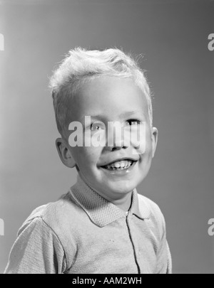 1960ER JAHREN LÄCHELND BLOND BOY PORTRAIT SCHULE FOTO Stockfoto