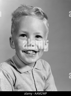 1960ER JAHREN LÄCHELND BLONDER JUNGE 6 JAHRE SCHULE PORTRÄTFOTO Stockfoto