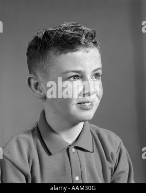 1960ER JAHREN LÄCHELNDE JUNGE PROFIL PORTRAIT SCHULE FOTO Stockfoto