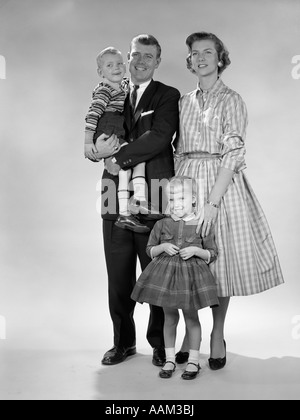 1950ER JAHREN FULL LENGTH PORTRAIT DER FAMILIE Stockfoto