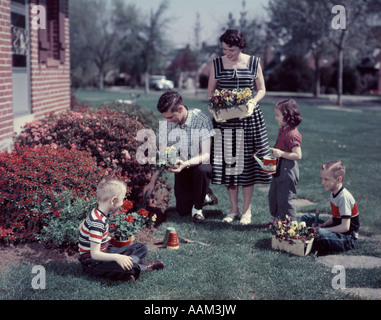 1950ER JAHREN S FAMILIE ZUSAMMEN IM FRÜHLING GARTENARBEIT Stockfoto