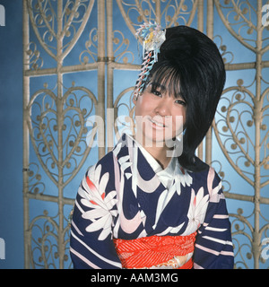 RETRO-FRAU IN JAPANISCHEN GEISHA KOSTÜM Stockfoto