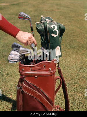 1960ER JAHREN GOLFSCHLÄGER GOLFER HAND MACHEN AUSWAHL Stockfoto