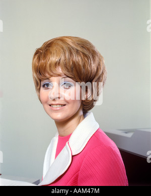 1960ER JAHRE BLOND BUSINESS FRAU LÄCHELND PORTRAIT Stockfoto