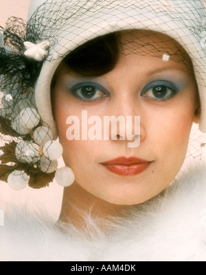 1970ER JAHRE FASHION PORTRAIT OF ATTRAKTIVE BRÜNETTE MODELL WOMAN IN WEIßEN HUT UND PELZKRAGEN Stockfoto