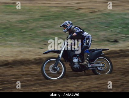 Motocross-Fahrer auf einem Scrambler-Bike im Vereinigten Königreich Stockfoto