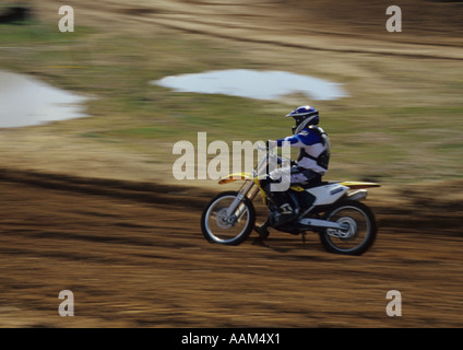 Motocross-Fahrer auf einem Scrambler-Bike im Vereinigten Königreich Stockfoto