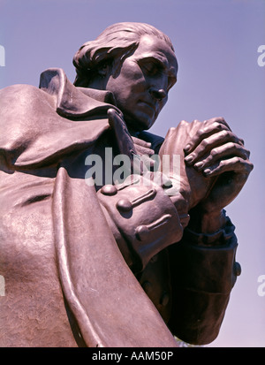 STATUE GEORGE WASHINGTON GEBET ERSTEN AMERIKANISCHEN PRÄSIDENTEN BRONZE GEGEN BLAUEN HIMMEL REVOLUTIONÄREN KRIEG GENERAL HELDEN Stockfoto