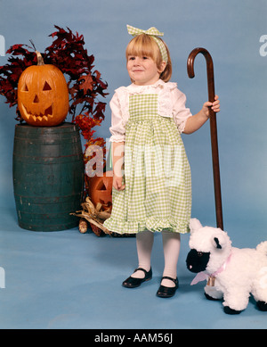 1970ER JAHRE BLOND GIRL KOSTÜM MARIA LAMM WENIG GRÜN KARIERTE KLEID HALLOWEEN-KÜRBIS Stockfoto