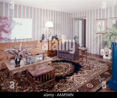 1970 1970S GESTREIFT ORIENTTEPPICH COUCH SESSEL WOHNZIMMERMÖBEL TAPETE BRAUN TÖNE HOME DECOR STYLE RETRO Stockfoto