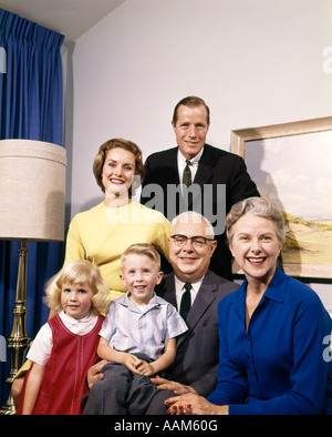 1960ER JAHRE PORTRÄT VON DREI GENERATIONEN FAMILIE ELTERN GROßELTERN SOHN TOCHTER MANN FRAU JUNGE MÄDCHEN Stockfoto