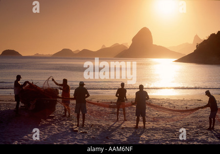 Fischer in Niterói twin City of Rio De Janeiro in Brasilien Zuckerhut und Rio De Janeiro die Skyline der Hintergrund Stockfoto