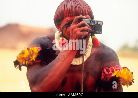 Xingu Amazonas Brasilien Yaulapiti indigene Menschen Native mit Kamera Stockfoto