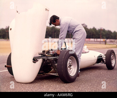 1960 DER 1960ER JAHRE 1970 1970ER JAHRE MANN MECHANIKER HAUBE WEIß SPORT RENNEN RACING CAR ARBEIT ARBEITEN AM MOTOR Stockfoto